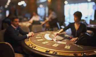 Comment devenir croupier / croupière ? Fiche métier, formation, salaire devenir croupier