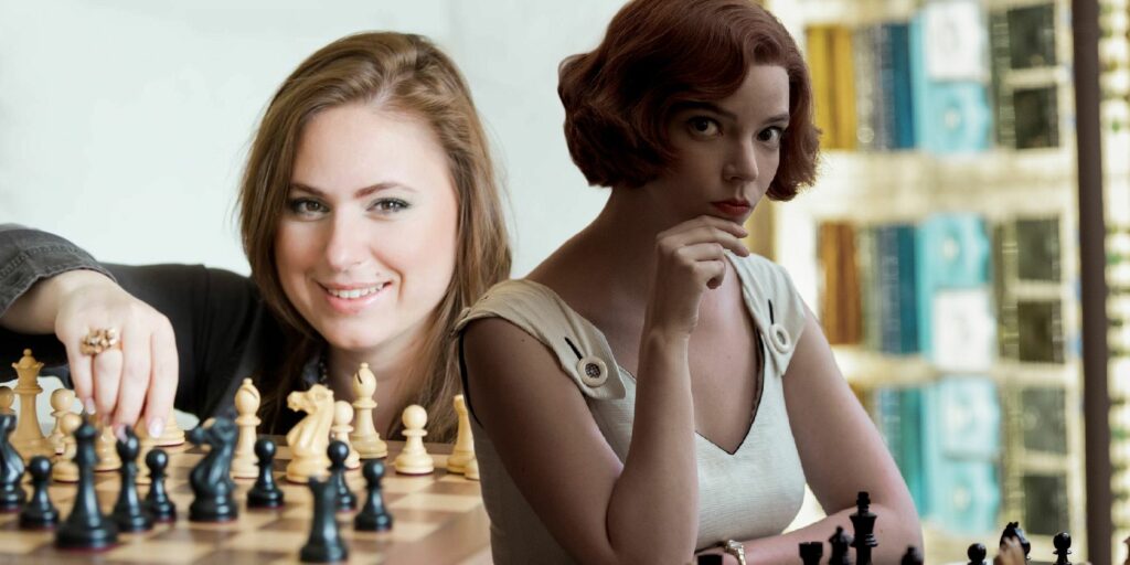 La championne du monde des échecs, Judith Polgar, et Beth Harmon