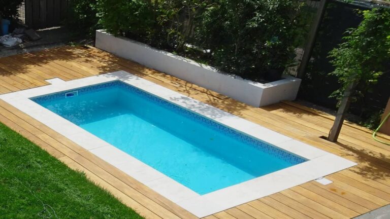 Construire sa piscine soi même : avantages, inconvénients et étapes