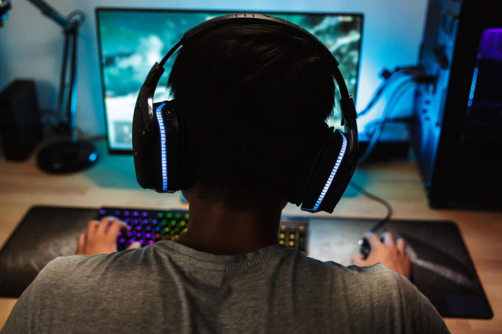 Un gamer devant son ordinateur