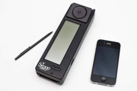 IMB Simon : un téléphone portable en avance sur son temps L'IBM Simon est le premier smartphone de l'histoire.