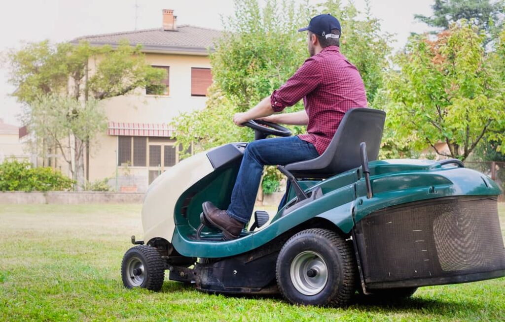 tondeuse à gazon autoportée dans le jardin d'une maison