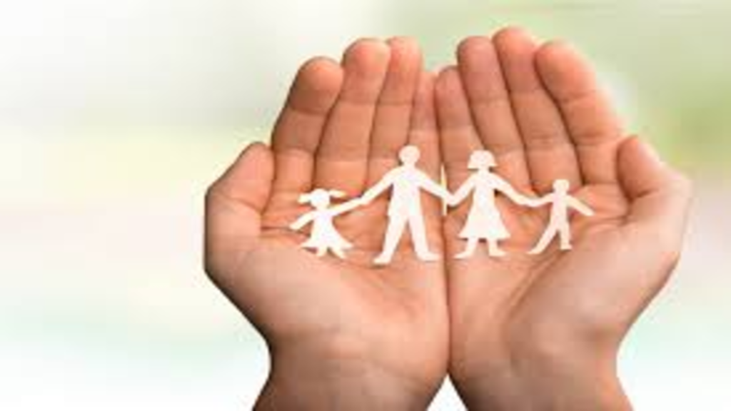 Deux mains et une famille en image