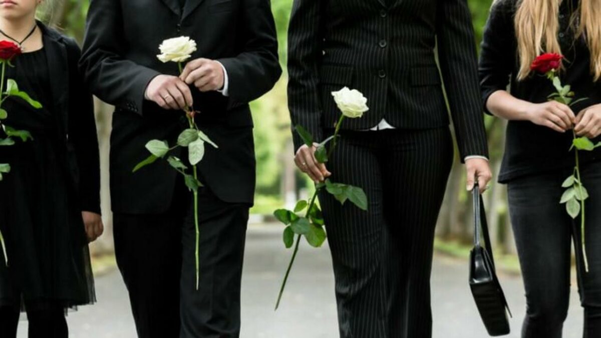 Comment rendre hommage à un proche décédé ? Idées modernes