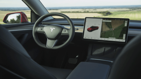 Tesla teste de nouvelles fonctionnalités sur la version bêta de son logiciel de conduite autonome.