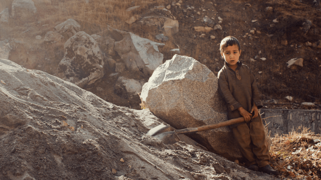 Les mines exploitent des enfants dans des conditions de travail médiocres.