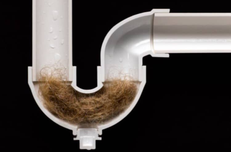 tuyau bouché avec des cheveux dans une canalisation