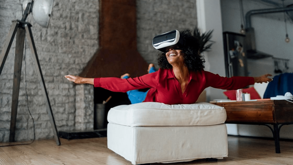 Un utilisateur est entièrement absorbé par son expérience immersive dans la réalité virtuelle. 