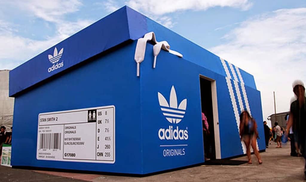 Pop-up store Adidas original en forme de boite à chaussures