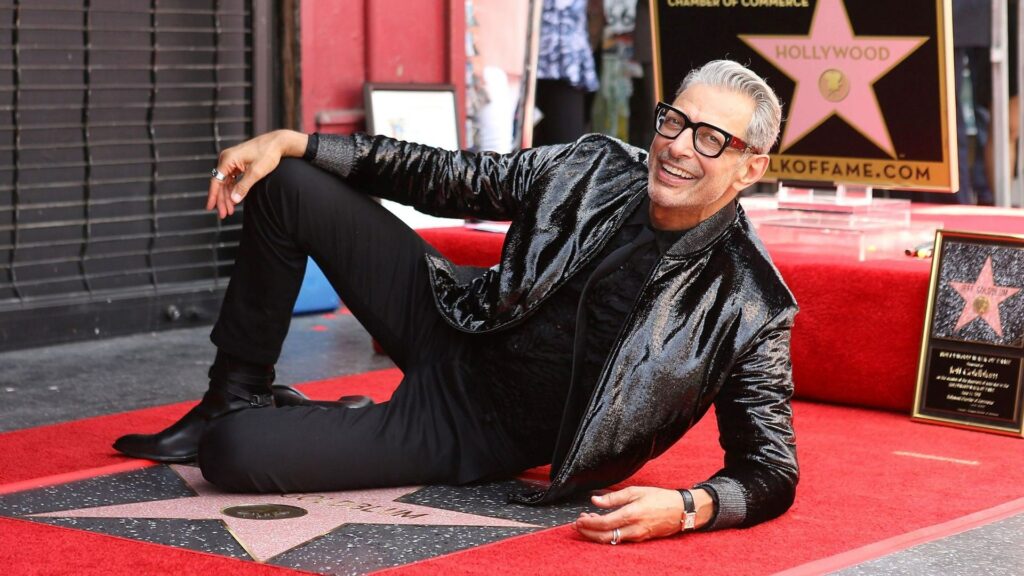Jeff Goldblum reprend sa pose iconique du premier Jurassic Park.