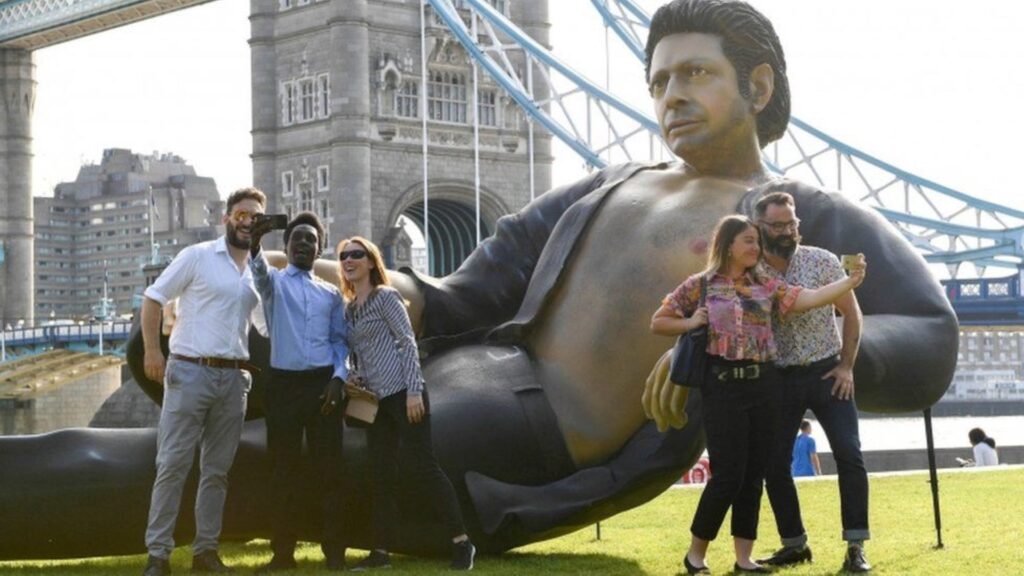 Une statue géante à Londre en hommage à Jeff Goldblum.