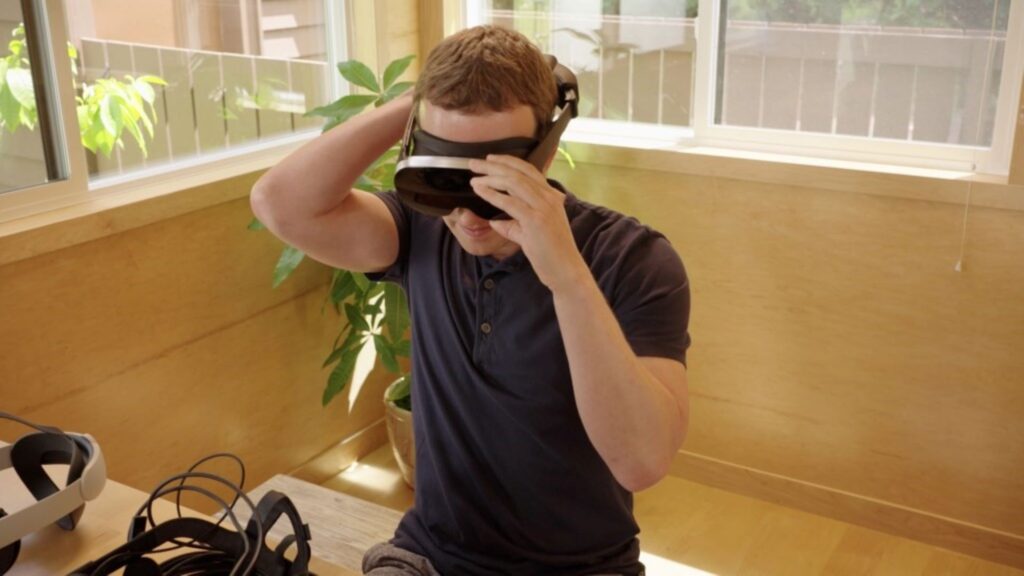 Mark Zuckerberg montre plusieurs appareils destinés au métavers.