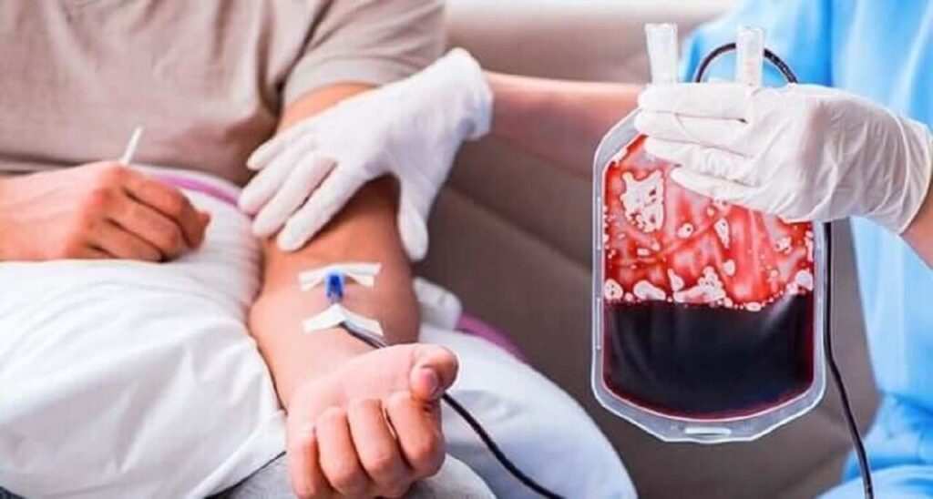 Un patient qui donne son sang