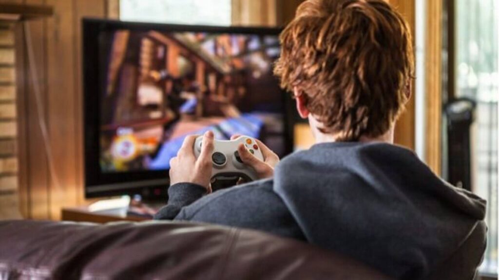 Un adolescent jouant aux jeux vidéo