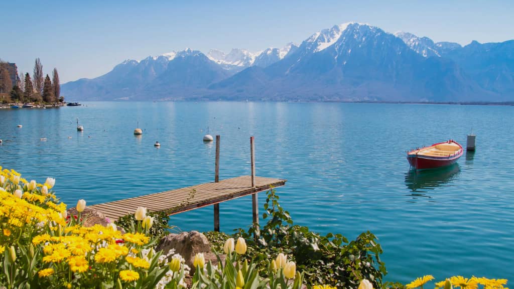 Lac Léman dans les Alpes Suisses en été