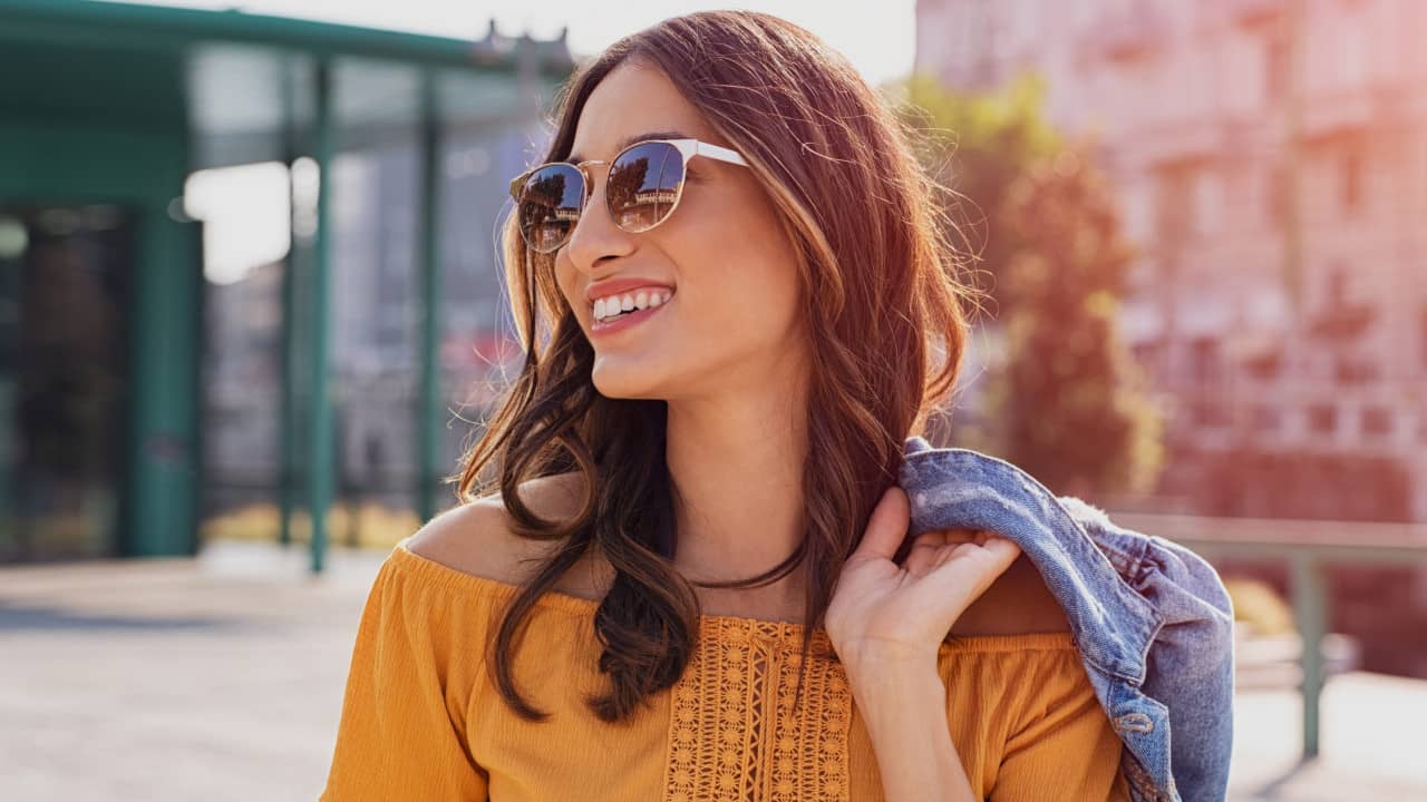 Visage ovale Femme : Comment choisir et quelles lunettes de soleil