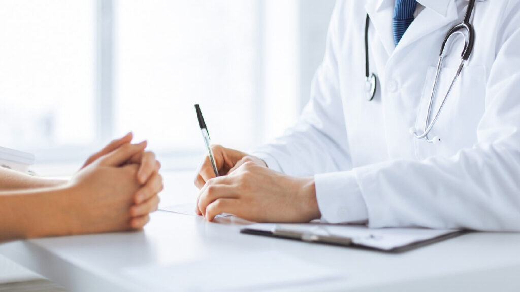 Un patient et un médecin pour piqûre de scolopendre