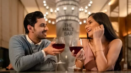 couple qui boit un verre lors d'un un date amoureux