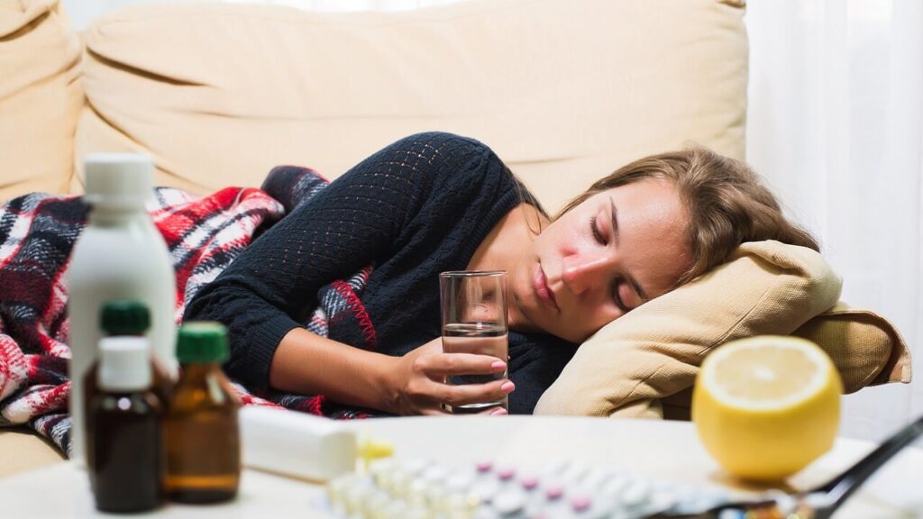 Une jeune femme malade d'une piqûre de scolopendre