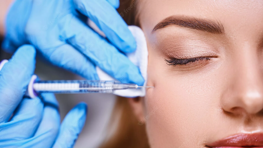 Une femme qui s'injecte du botox