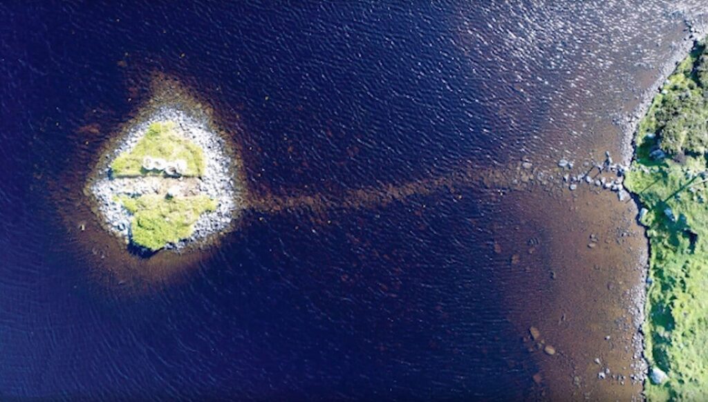 Une des îles de crannogs