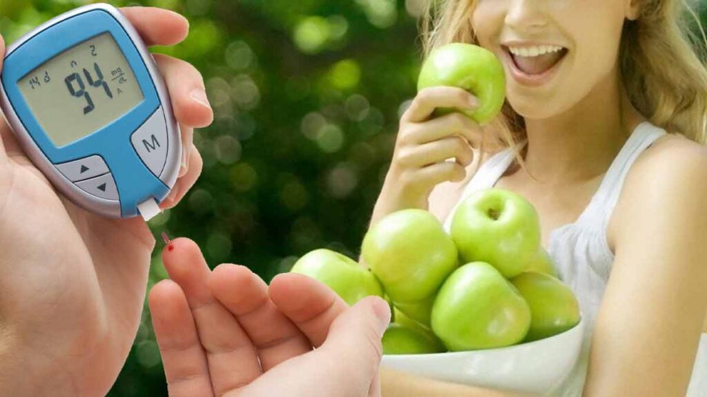 Une femme qui croque une pomme verte