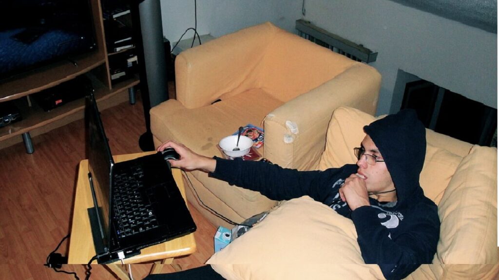 Un jeune garçon addict à internet