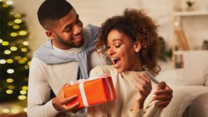 Mode : 6 idées cadeaux de Noël cocooning pour sa partenaire