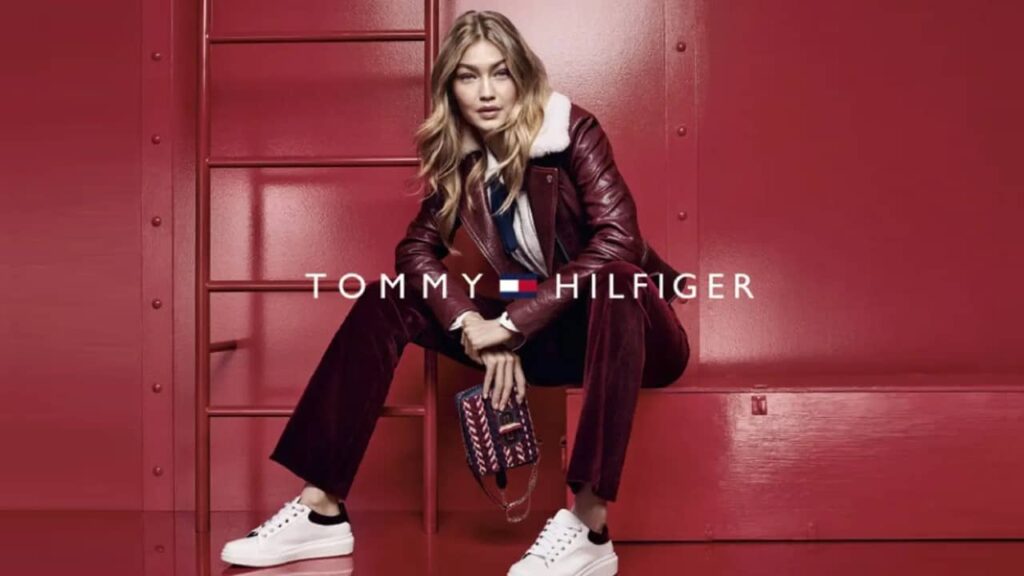 Tommy Hilfiger pour femme : 5 pièces iconiques à avoir dans sa garde-robe