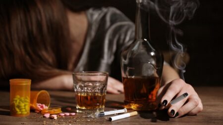 Une femme qui risque une overdose