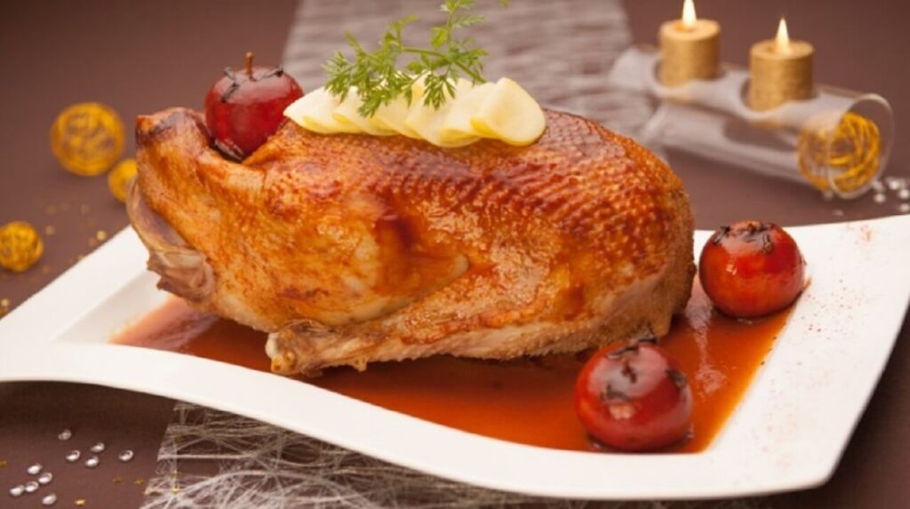 Une oie de Noël dans un plat
