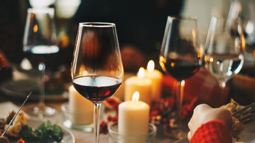 Du vin à table avec une oie de Noël