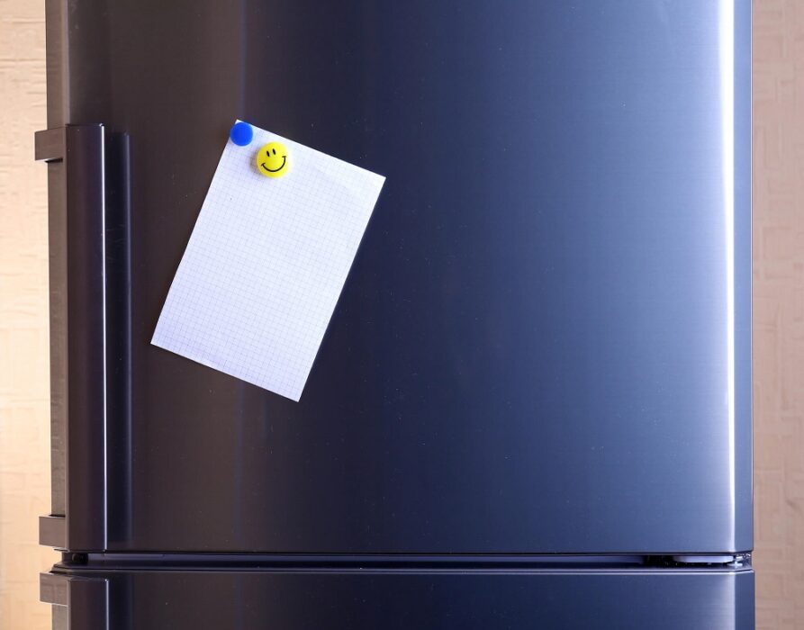 Aimant sur un frigo moins moderne