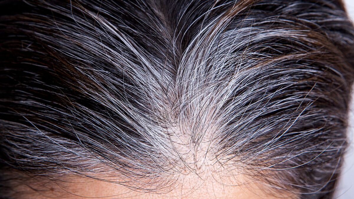 Pourquoi il ne faut pas arracher ses cheveux blancs