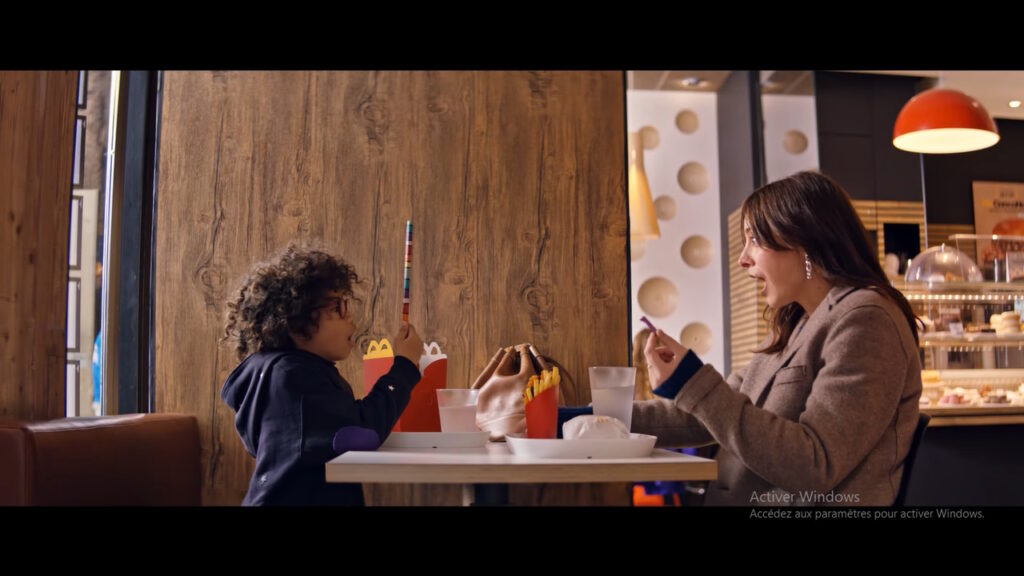 maman et enfant au mcdo