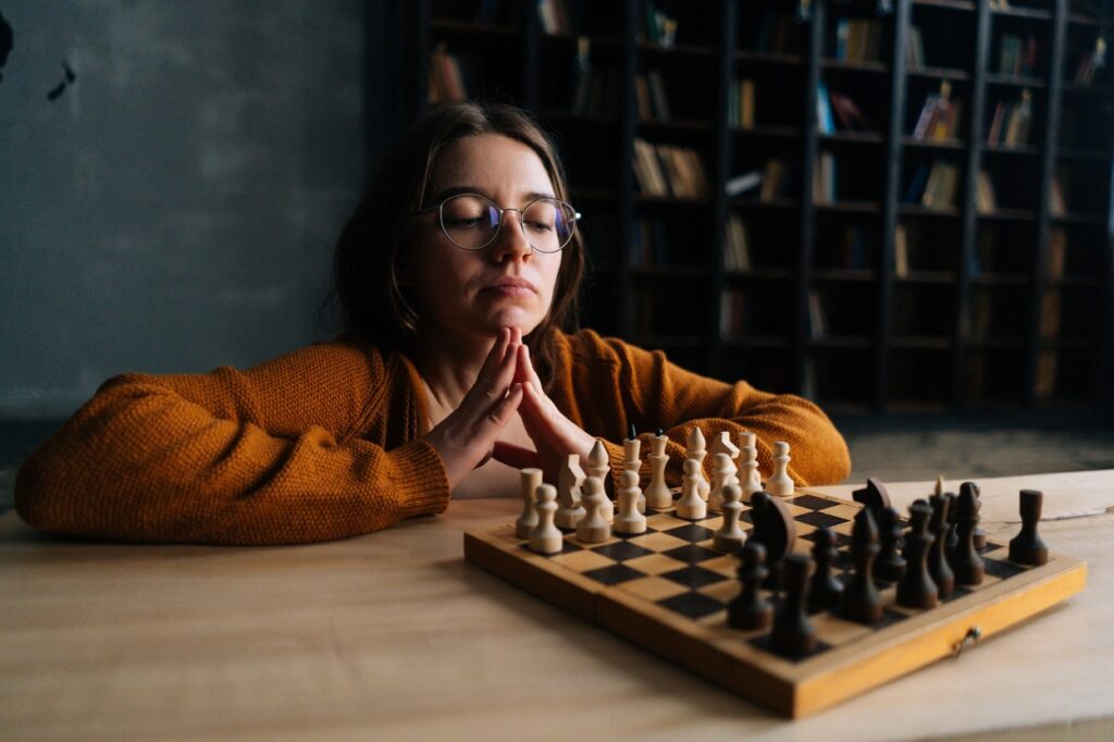 Une jeune fille jouant aux échecs pour booster son QI