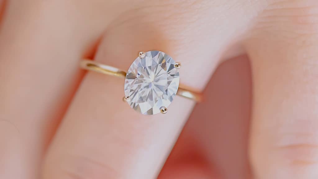 Bague de fiançailles : forme de diamant ovale