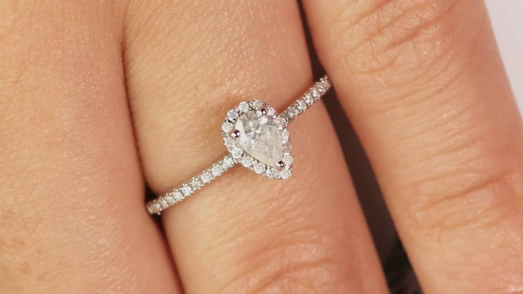 Bague de fiançailles : forme de diamant poire