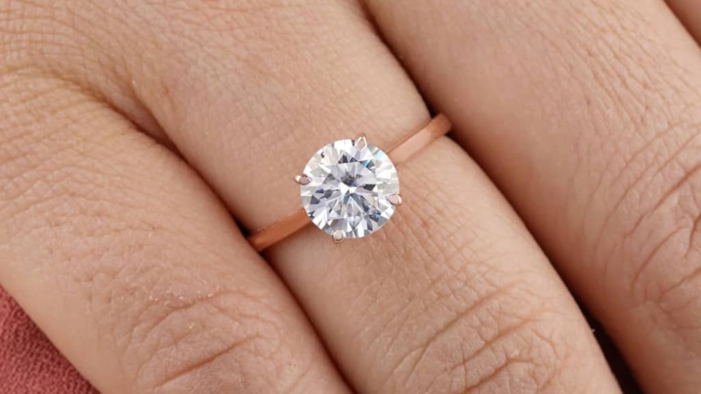 Bague de fiançailles : forme de diamant ronde