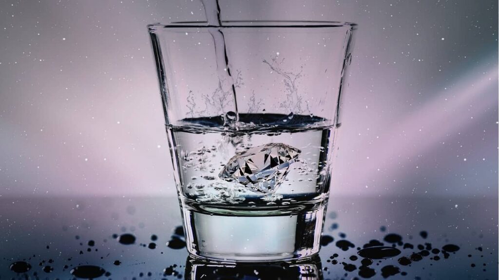 Boire de l'eau repas