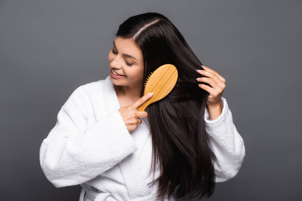 Une femme peignant ses cheveux