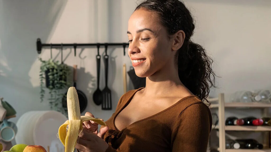 femme qui mange une banane