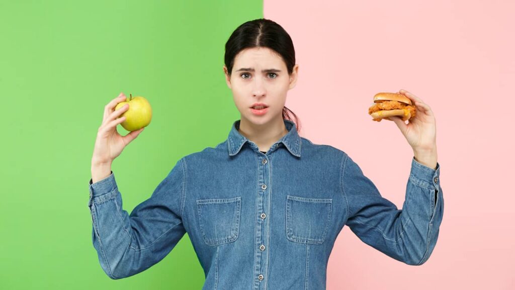 burger fruit femme hésite junk food sain