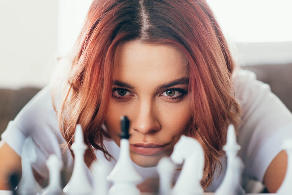 Une jeune femme jouant aux échecs