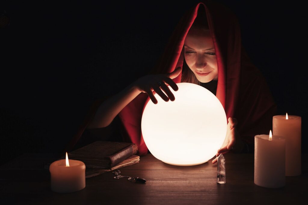 Une femme utilisant une boule de cristal 