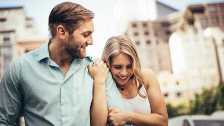 femme heureuse en couple