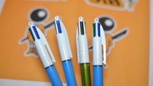 Voici l’histoire du stylo bic à 4 couleurs !