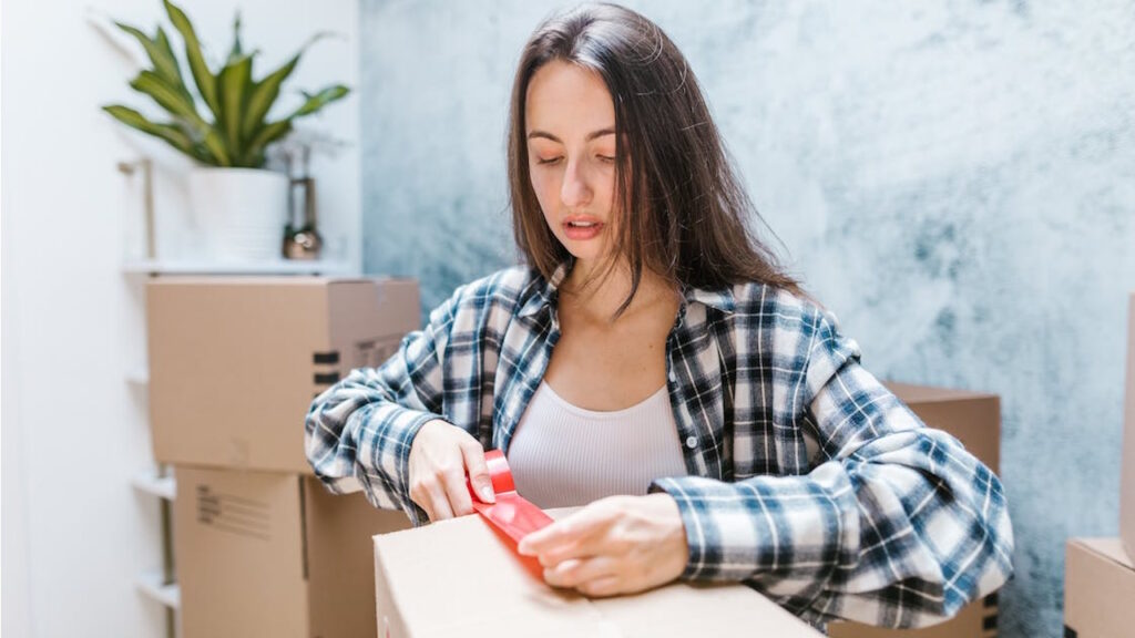 femme qui déménage