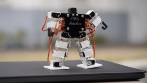 Des étudiants chinois ont créé le plus petit robot humanoïde au monde