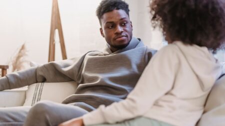 Parler de travail avec son partenaire, est-ce une bonne idée ? parler travail couple (2)